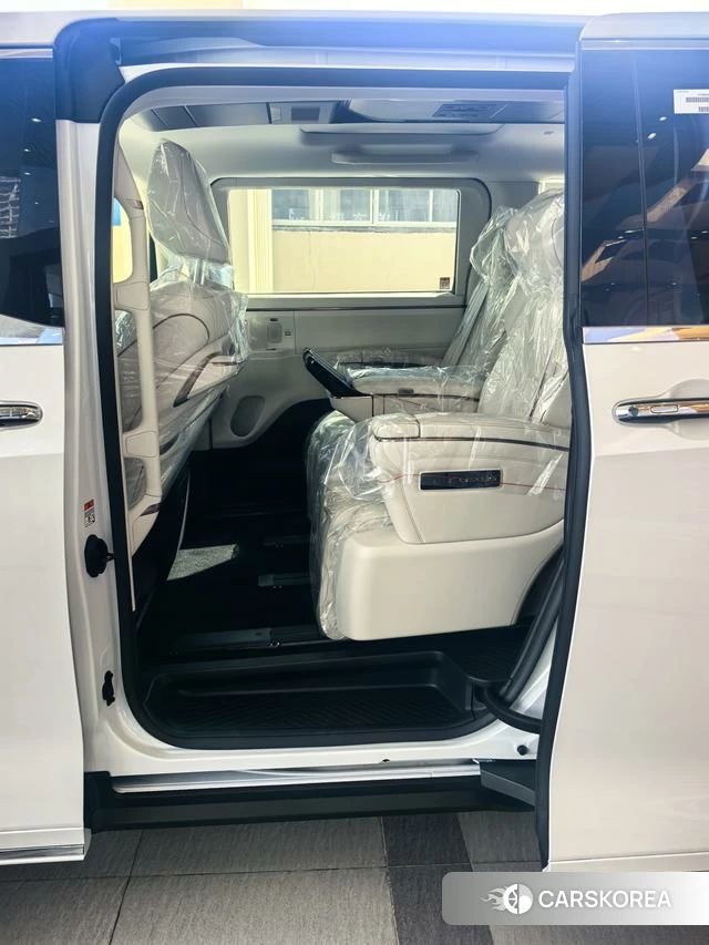 Lexus LM id 4307773 из Китая 8