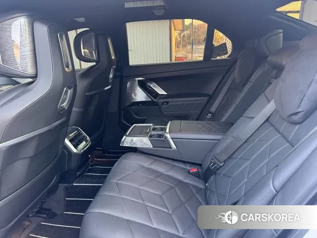 BMW 7 Series (G70) id 3382809 из Кореи 8