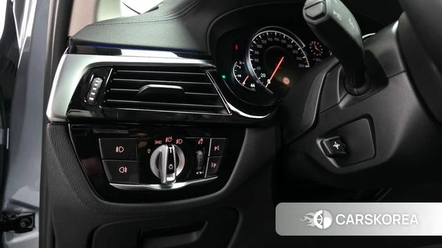 BMW 5 Series (G30) id 4188463 из Кореи 8