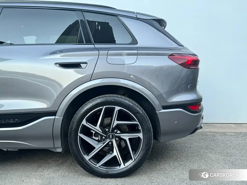 Audi Q6L id 4628132 из Китая 8
