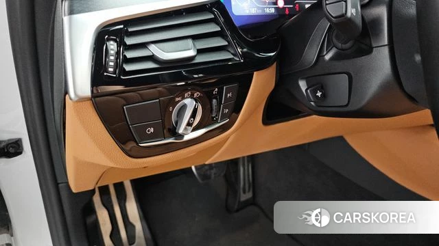 BMW 5 Series (G30) id 3838632 из Кореи 8