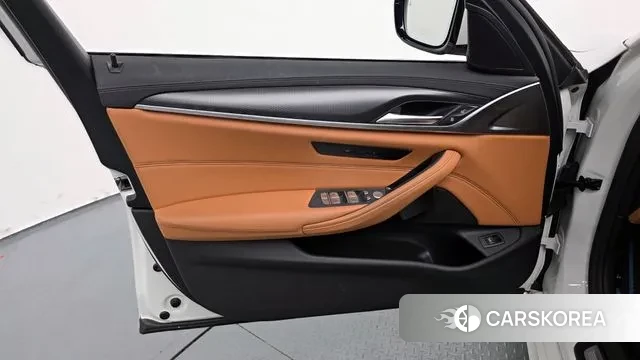 BMW 5 Series (G30) id 3348496 из Кореи 9