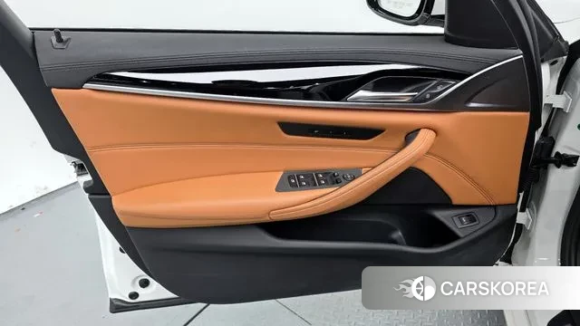 BMW 5 Series (G30) id 3284935 из Кореи 9