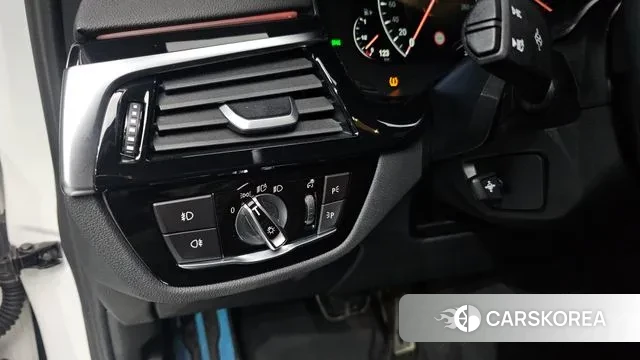 BMW 5 Series (G30) id 3039142 из Кореи 9