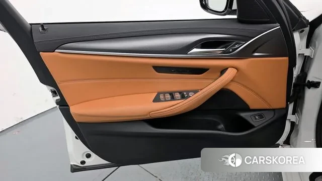 BMW 5 Series (G30) id 3378318 из Кореи 9