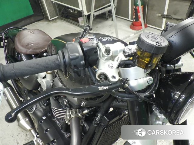Triumph BONNEVILLE BOBBER id 4182770 из Японии 9
