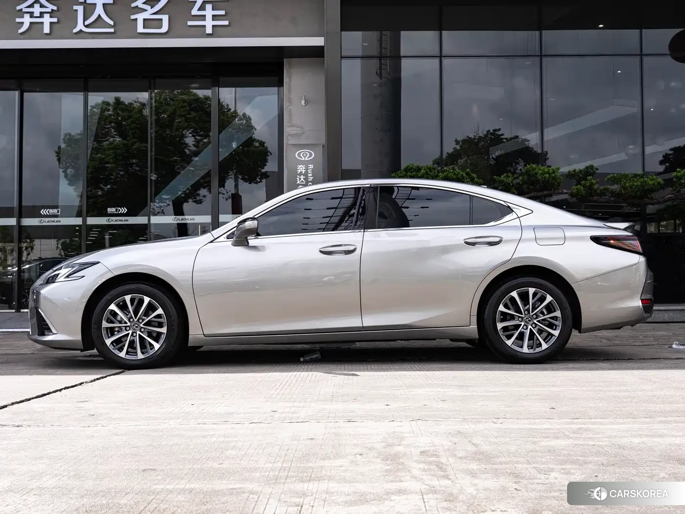 Lexus ES id 4606906 из Китая 9