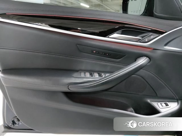 BMW 5 Series (G30) id 3924452 из Кореи 9