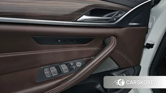 BMW 5 Series (G30) id 3540851 из Кореи 9