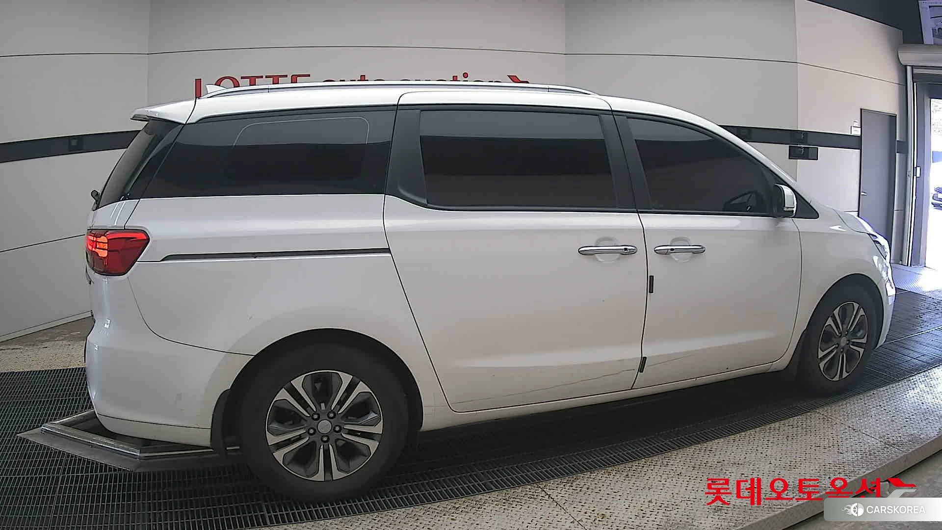 Kia Carnival id 4679356 из Кореи 9