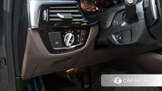 BMW 5 Series (G30) id 3690833 из Кореи 9