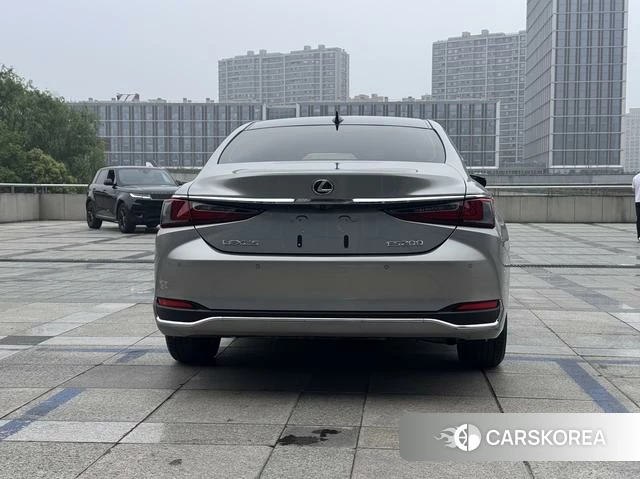 Lexus ES id 4359117 из Китая 9