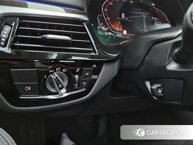 BMW 5 Series (G30) id 3052982 из Кореи 9