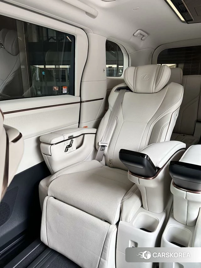 Lexus LM id 4301418 из Китая 9