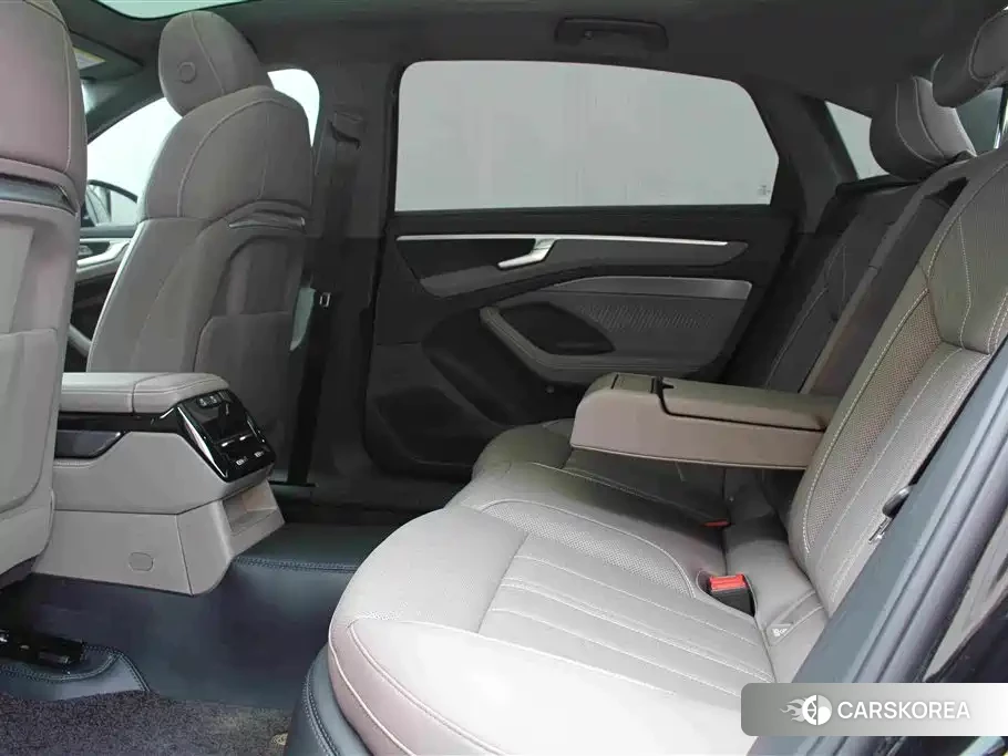 Audi A6L id 4601138 из Китая 9