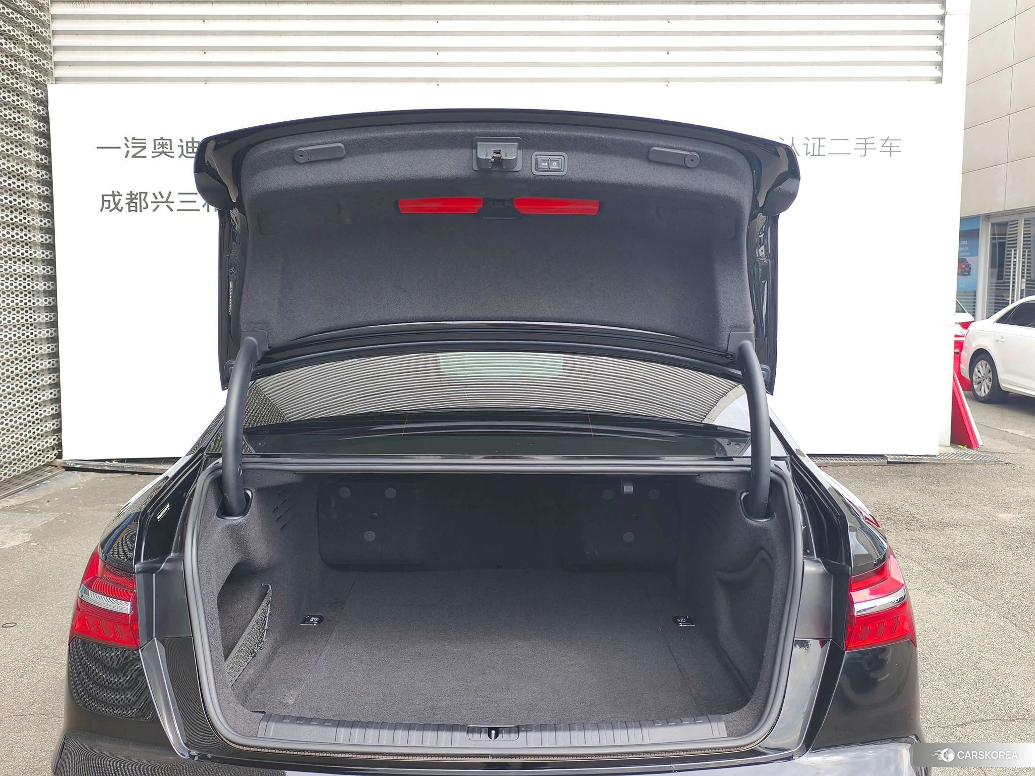 Audi A6L id 4513842 из Китая 9