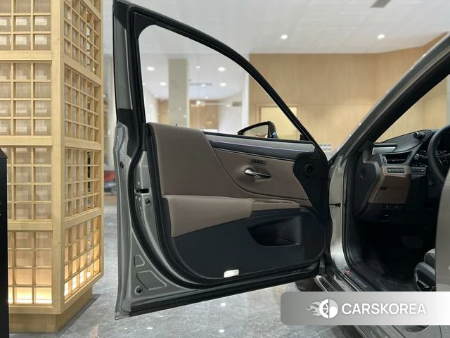 Lexus ES id 4392332 из Китая 9