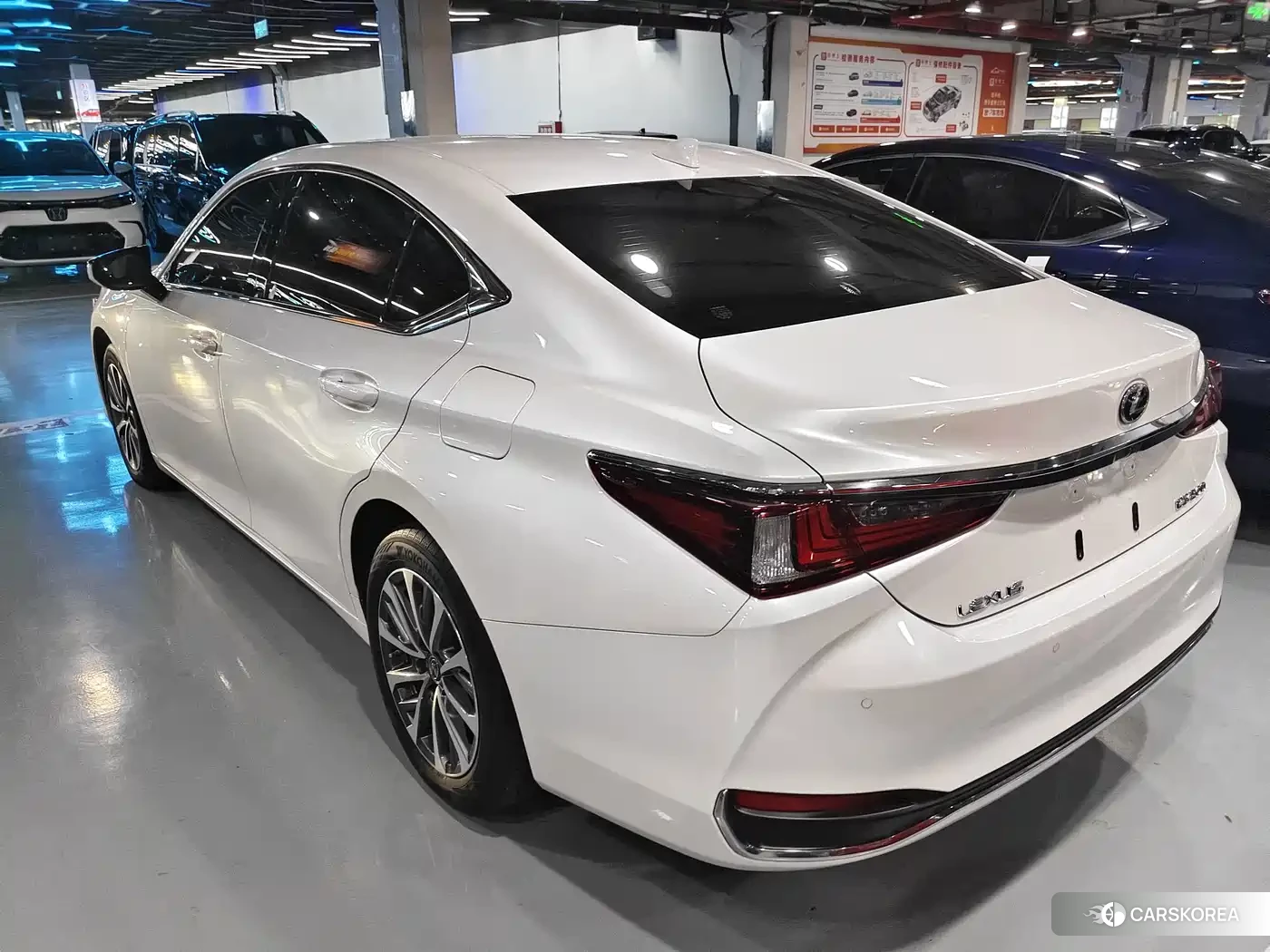 Lexus ES id 4601782 из Китая 9