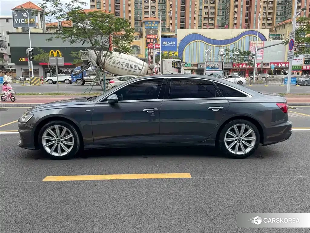 Audi A6L id 4547557 из Китая 9