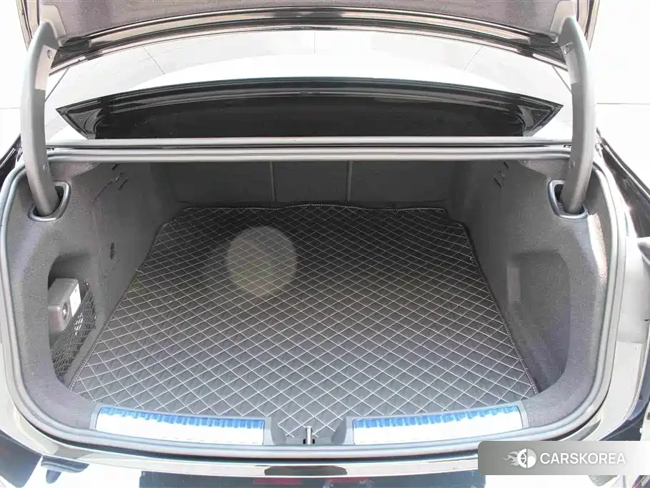 Audi A6L id 4600779 из Китая 9
