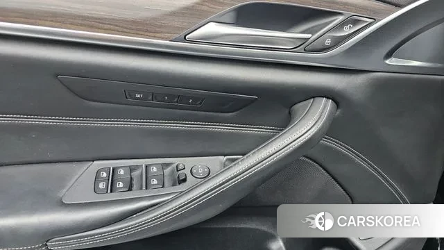 BMW 5 Series (G30) id 3408282 из Кореи 9