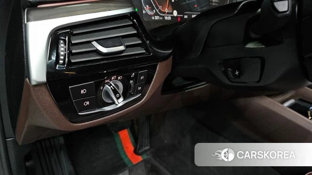 BMW 5 Series (G30) id 4573855 из Кореи 9