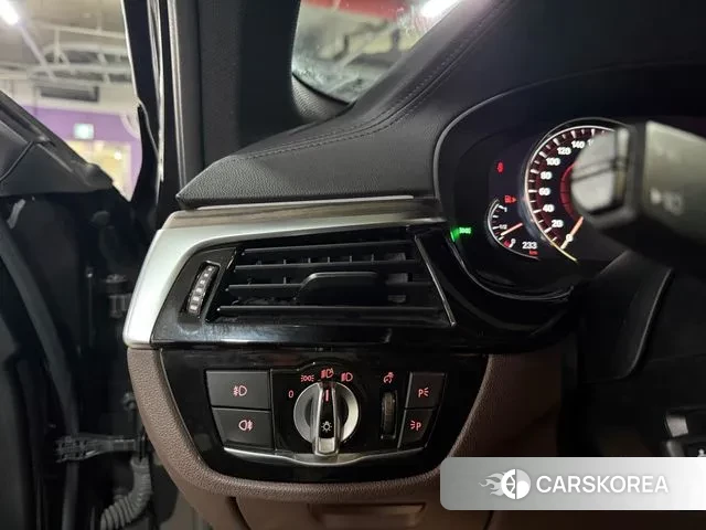 BMW 5 Series (G30) id 3703921 из Кореи 10