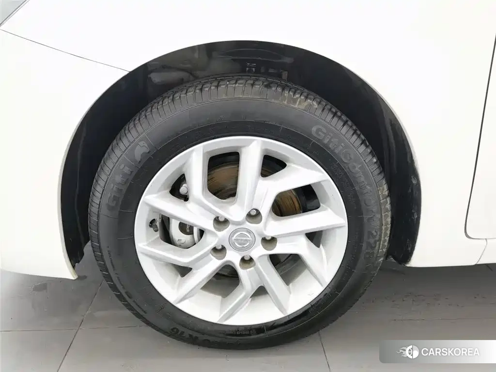 Nissan Tiida id 4559735 из Китая 10