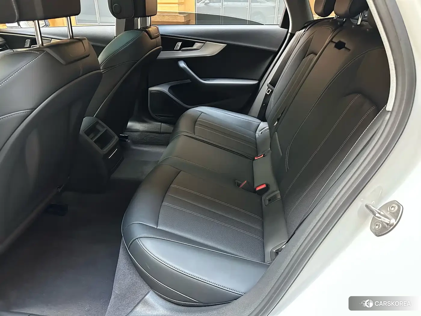 Audi A4L id 4617057 из Китая 10
