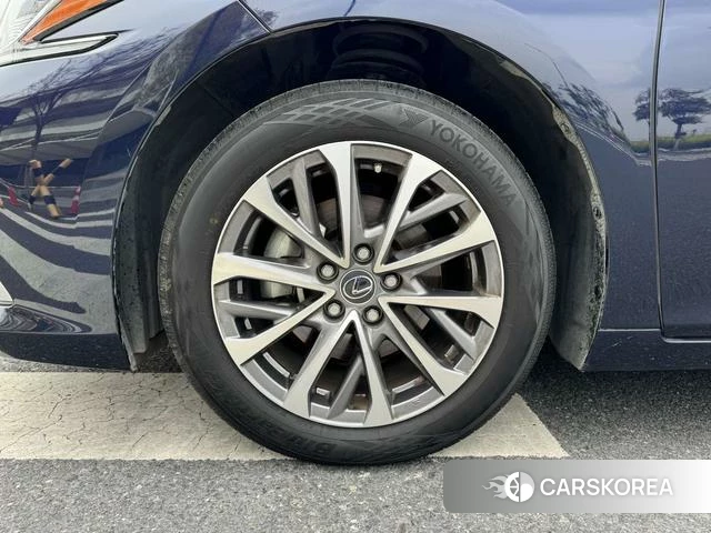 Lexus ES id 4278898 из Китая 10