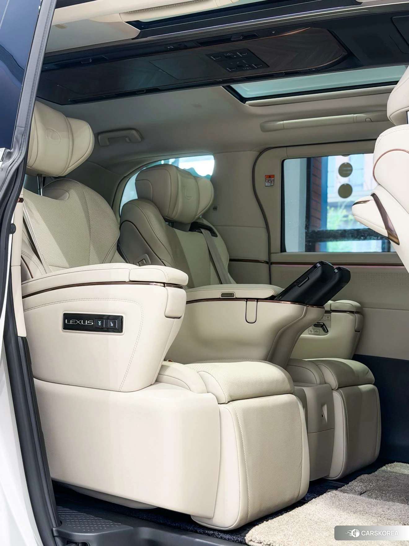 Lexus LM id 4461923 из Китая 10