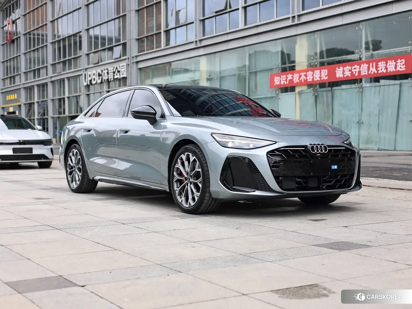 Audi A6L id 4589375 из Китая 10