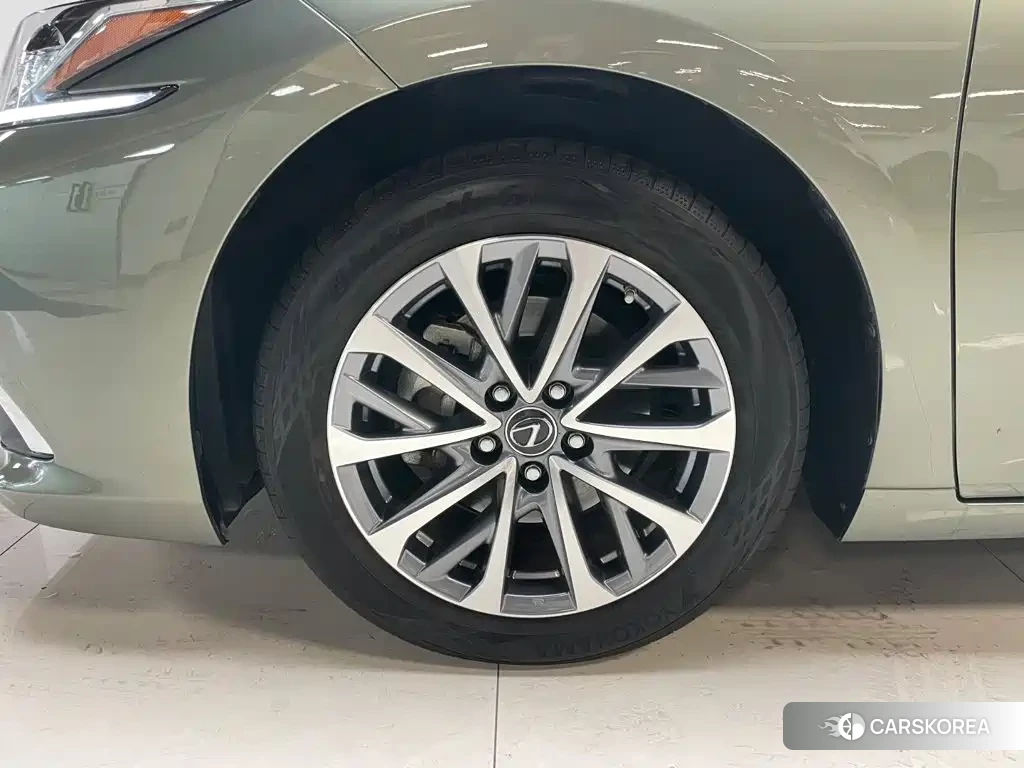 Lexus ES id 4649272 из Китая 10
