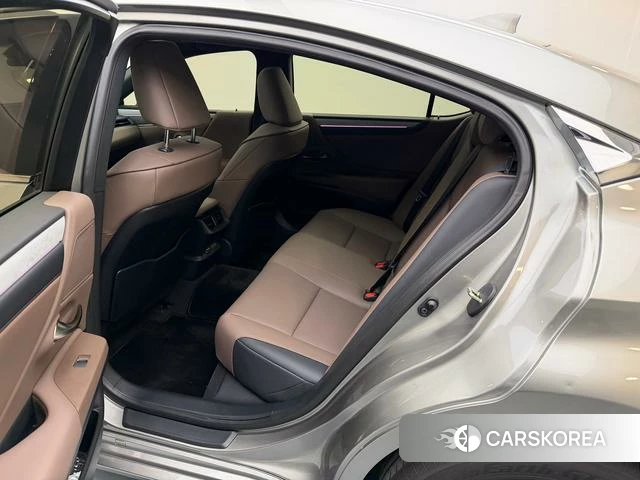 Lexus ES id 4259796 из Китая 10