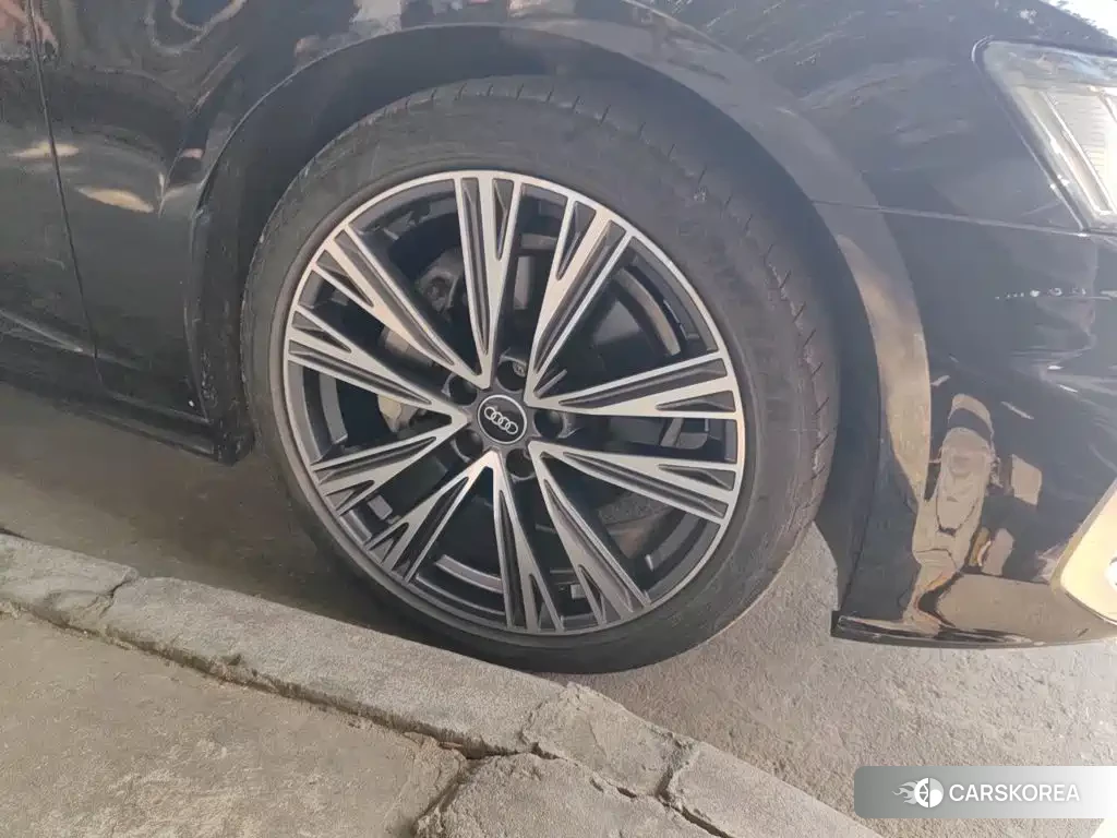 Audi A6L id 4680725 из Китая 10
