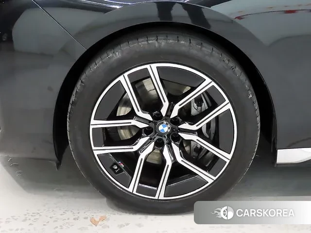 BMW 7 Series (G70) id 3549927 из Кореи 11