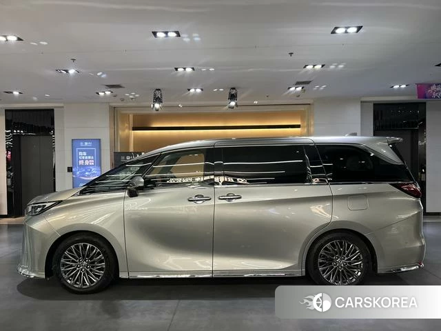 Lexus LM id 4239487 из Китая 11