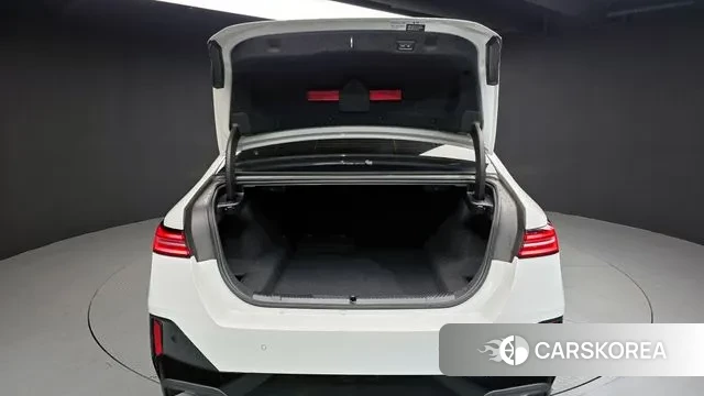 BMW 5 Series (G60) id 3684379 из Кореи 11