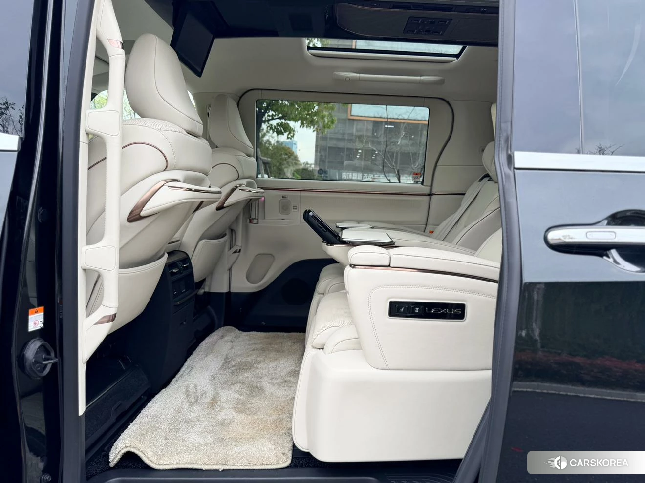 Lexus LM id 4455606 из Китая 11