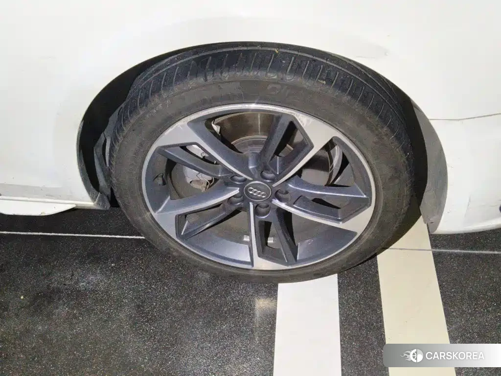 Audi A4L id 4679957 из Китая 11