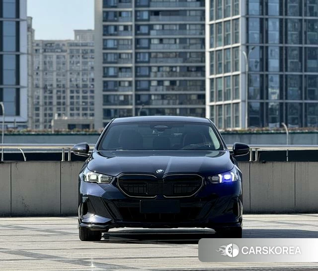 BMW 5 series 2025 Черный из Китая, фото 2