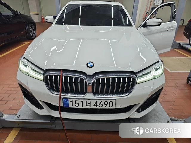 BMW 5 Series (G30) 2022 Белый из Кореи, фото 2