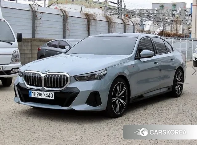 BMW 5 Series (G60) 2025 Серебристо-серый из Кореи, фото 2