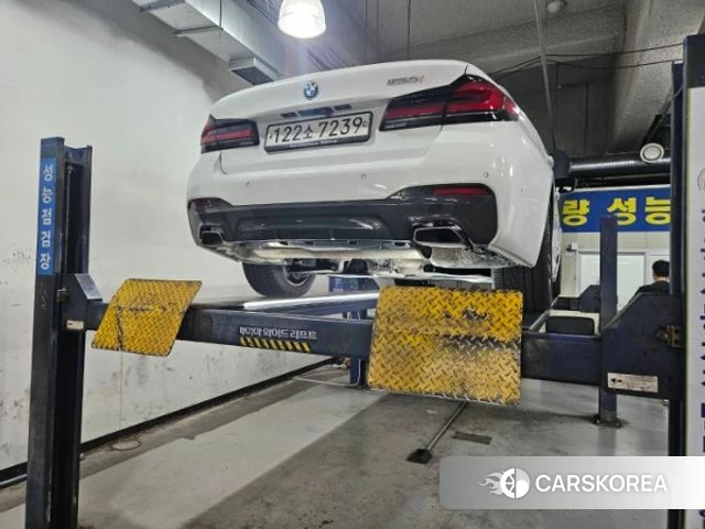 BMW 5 Series (G30) 2022 Белый из Кореи, фото 2