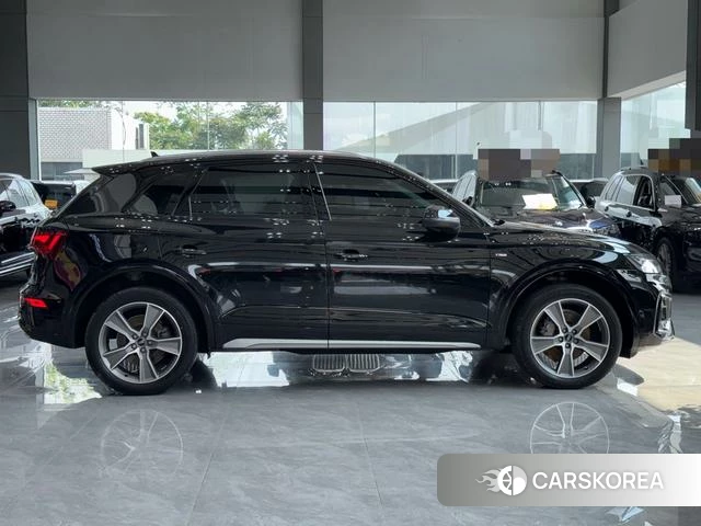 Audi Q5L 2021 Черный из Китая, фото 2
