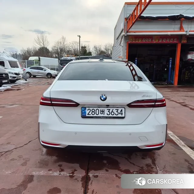 BMW 5 Series (G60) 2024 Белый из Кореи, фото 2