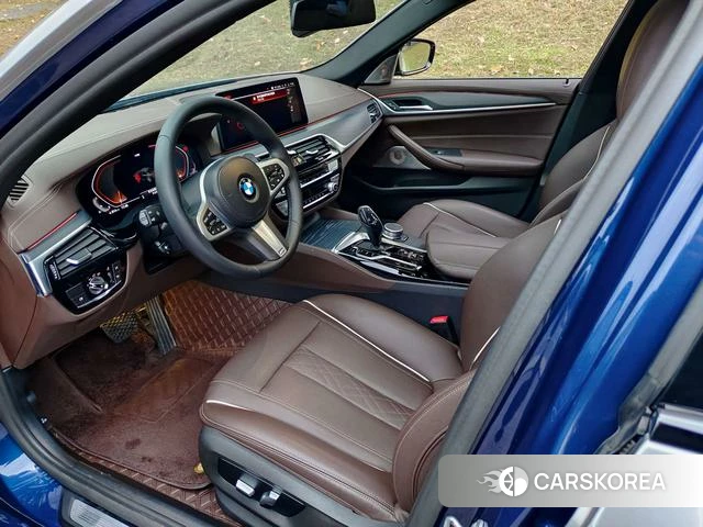BMW 5 series 2022 Серебристо-серый из Китая, фото 3