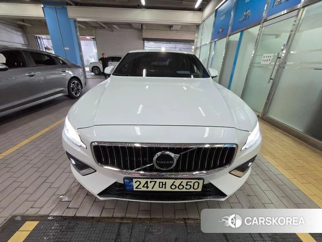 Volvo S60 3rd generation 2023 Белый из Кореи, фото 2