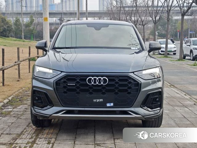 Audi Q5L 2021 Темно-серый из Китая, фото 2