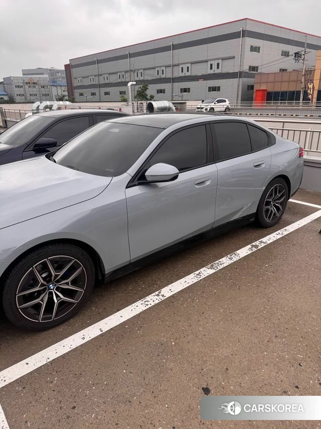BMW 5 Series (G60) 2026 Серебристо-серый из Кореи, фото 2